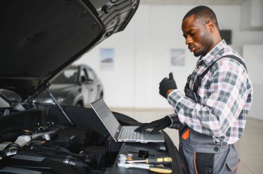 Otomobil bilgisayar teşhisi. Araba tamircisi motor arızasını arıyor.