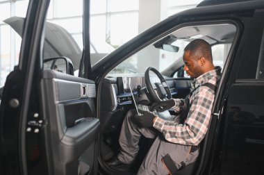 Gülümseyen araba tamircisi oto tamir servisinde.