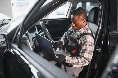 Otomobil bilgisayar teşhisi. Araba tamircisi motor arızasını arıyor.