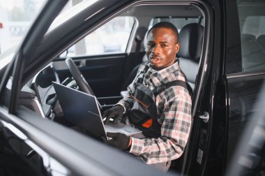 Otomobil bilgisayar teşhisi. Araba tamircisi motor arızasını arıyor.