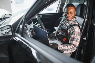 Otomobil bilgisayar teşhisi. Araba tamircisi motor arızasını arıyor.