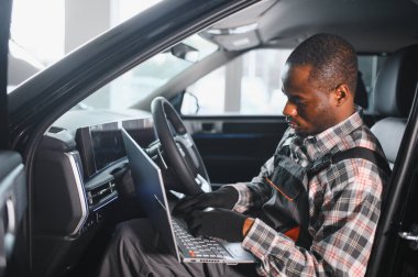 Otomobil bilgisayar teşhisi. Araba tamircisi motor arızasını arıyor.