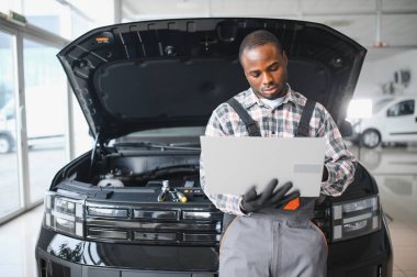 Otomobil bilgisayar teşhisi. Araba tamircisi motor arızasını arıyor.