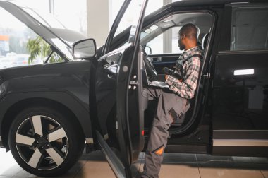 Otomobil bilgisayar teşhisi. Araba tamircisi motor arızasını arıyor.