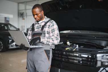 Otomobil bilgisayar teşhisi. Araba tamircisi motor arızasını arıyor.