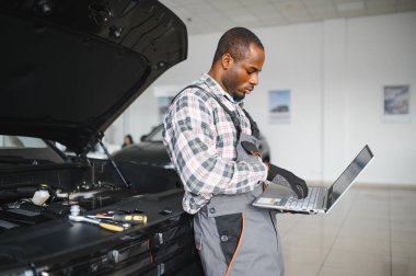 Otomobil bilgisayar teşhisi. Araba tamircisi motor arızasını arıyor.