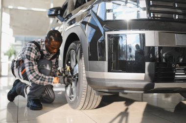 Auto makinist müsvettesini araba tekerleği anahtarı tarafından.