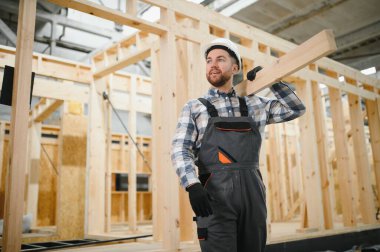 Yeni ve modern modüler evin inşaatı. Özel koruma üniformalı işçiler enerji tasarruflu mülklerin geliştirme endüstrisinde çalışıyor..