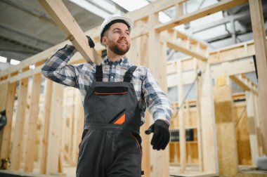 Bir marangoz modüler evler inşaatında çalışır..