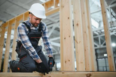 Modüler bir ev montajlayan işçi marangoz..