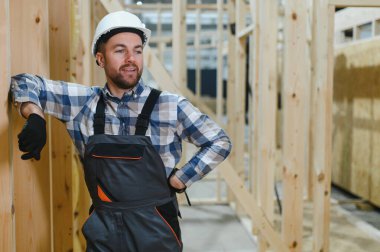 Modüler bir ev montajlayan işçi marangoz..