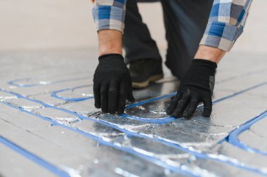 Üstat odaya üstüste binen termal yalıtımı kuruyor. Zemin ısıtma sistemi. Dairenin tamiri, yer yalıtımı..