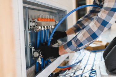 Üstat odaya üstüste binen termal yalıtımı kuruyor. Zemin ısıtma sistemi. Dairenin tamiri, yer yalıtımı..