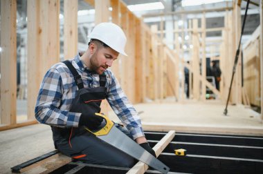 Modüler bir ev montajlayan işçi marangoz..