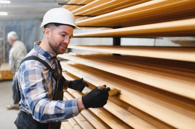 Vernikli ahşap tahtalar işleniyor.