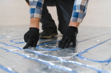 Su altı ısıtma sistemi kurulumu, modüler ev inşaatı çalışmaları.