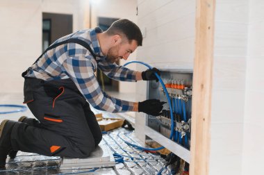 Servis elemanı zeminin altına ısıtma sistemi kuruyor..