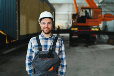 Bir işçi modüler evi kamyona yükleme işlemini kontrol eder. Ulaşım ve teslimat kavramı.