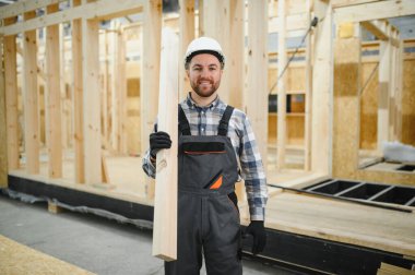 Modüler bir ev montajlayan işçi marangoz..