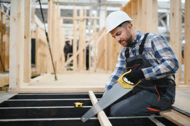 Modüler bir ev montajlayan işçi marangoz..