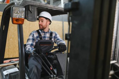 Forklift kullanan bir depocu..
