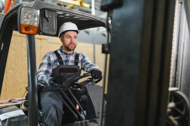 Forklift kullanan bir depocu..