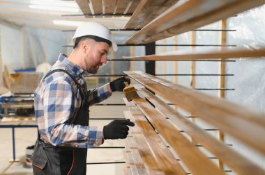 Vernikli ahşap tahtalar işleniyor.