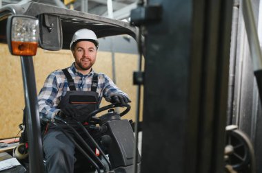 Forklift kullanan bir depocu..