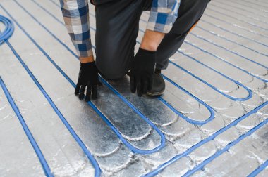 Üstat odaya üstüste binen termal yalıtımı kuruyor. Zemin ısıtma sistemi. Dairenin tamiri, yer yalıtımı..