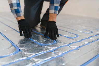 Su altı ısıtma sistemi kurulumu, modüler ev inşaatı çalışmaları.