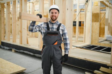 Modüler bir ev montajlayan işçi marangoz..