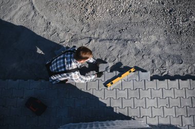 paver driveway kaldırım dışında beton kaldırım taşları döşenmesi.