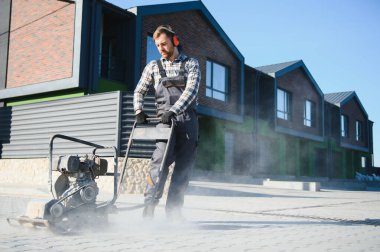 paver driveway kaldırım dışında beton kaldırım taşları döşenmesi.