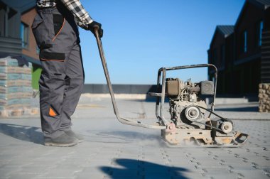 paver driveway kaldırım dışında beton kaldırım taşları döşenmesi.