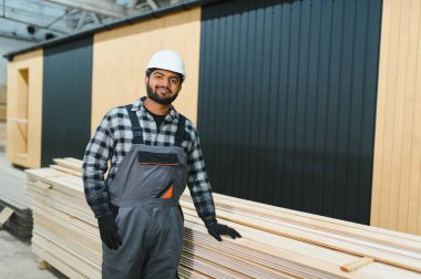 Modüler evlerin yapımı. İnşaat alanında çalışan Hintli inşaat işçisi veya mühendisi.