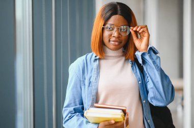 Üniversitede genç Afrikalı-Amerikalı öğrenci.