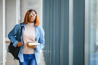 Üniversitedeki Afrikalı Amerikalı genç bir kızın portresi..