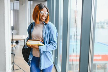 Üniversitede genç Afrikalı-Amerikalı öğrenci.