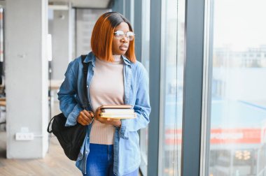 Üniversitede genç Afrikalı-Amerikalı öğrenci.