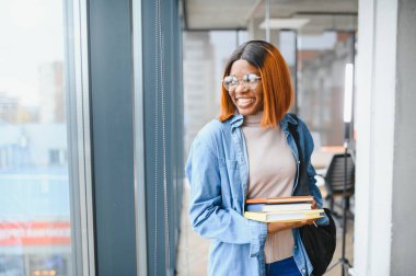 Üniversitede genç Afrikalı-Amerikalı öğrenci.