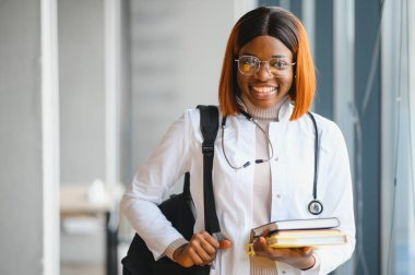 Tıbbi Staj Konsepti. Beyaz Önlüklü Genç Siyah Doktor 'un Portresi.