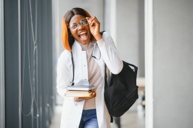 Tıbbi Staj Konsepti. Beyaz Önlüklü Genç Siyah Doktor 'un Portresi.