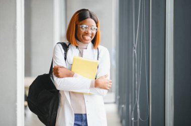 Tıp fakültesi koridorunda Afro-Amerikalı bir kız öğrenci..