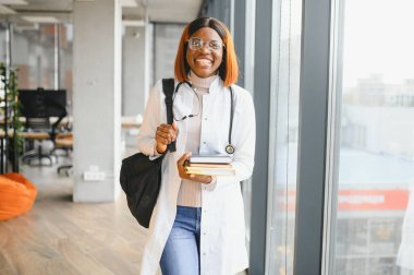 Tıbbi Staj Konsepti. Beyaz Önlüklü Genç Siyah Doktor 'un Portresi.