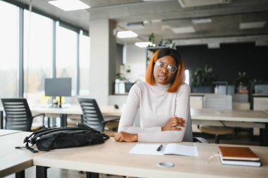 Üniversitedeki Afrikalı Amerikalı genç bir kızın portresi..