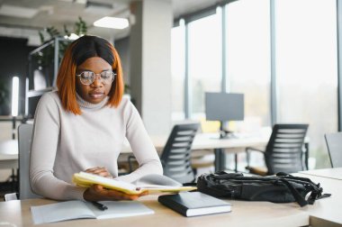 Üniversitedeki Afrikalı Amerikalı genç bir kızın portresi..