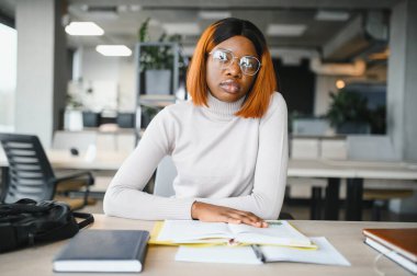 Öğrenci eğitimi, sınav hazırlığı, uzaktan öğrenme, eğitim konsepti. Güzel gülümseyen Afrikalı Amerikalı öğrenci.