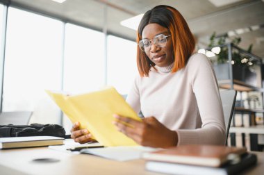 güzel Bayan Üniversite öğrenci Kitaplığı'nda