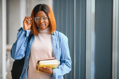 Üniversitedeki Afrikalı Amerikalı genç bir kızın portresi..