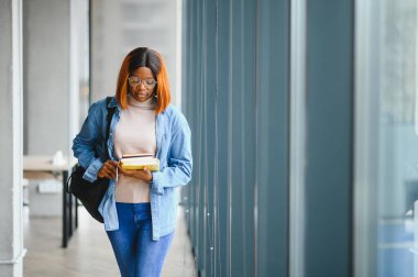 Üniversitede genç Afrikalı-Amerikalı öğrenci.